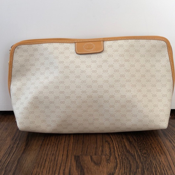 Gucci Handbags - Gucci Clutch